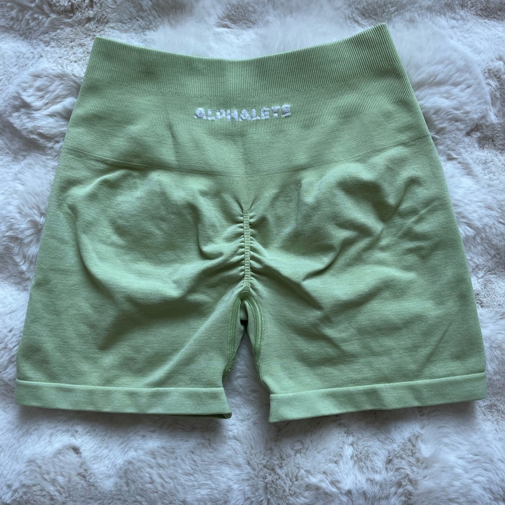 Alphalete Amplify shorts Frozen spring